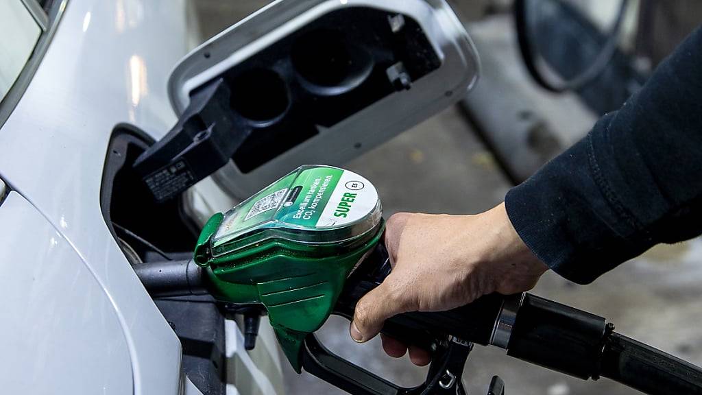 Gerade Mineralölprodukte wurden im Oktober im Vergleich zum Vormonat wieder etwas teurer. (Archivbild)