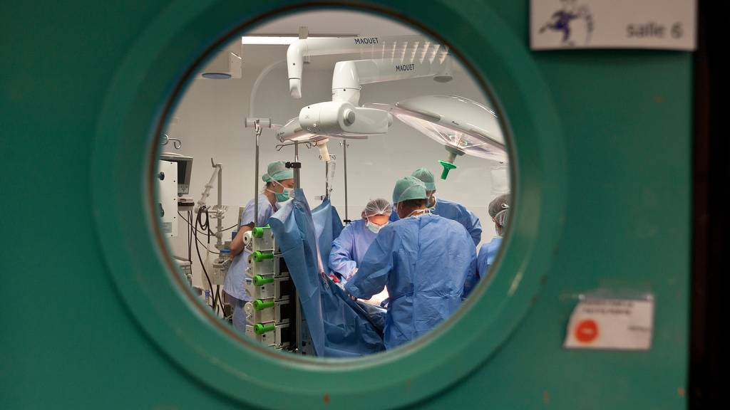 In der Schweiz warten immer noch über 1000 Personen auf eine Organspende