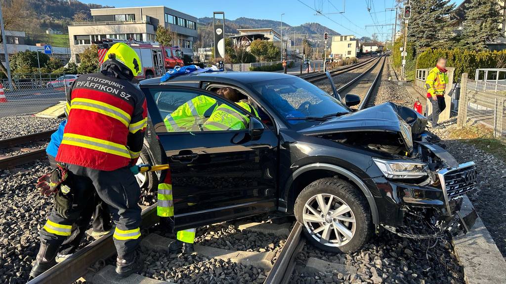 Unfall endet auf Bahngleis – Fahrer verletzt im Spital