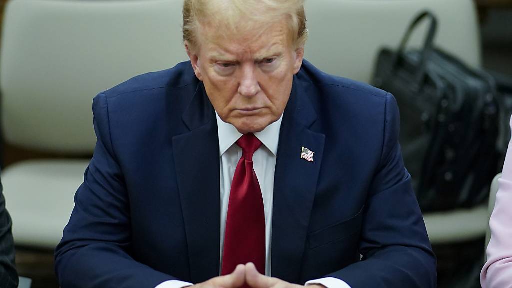 ARCHIV - Donald Trump, ehemaliger Präsident der USA, sitzt am Tisch der Verteidigung im Obersten Gerichtshof von New York. Foto: Eduardo Munoz Alvarez/AP Pool/dpa