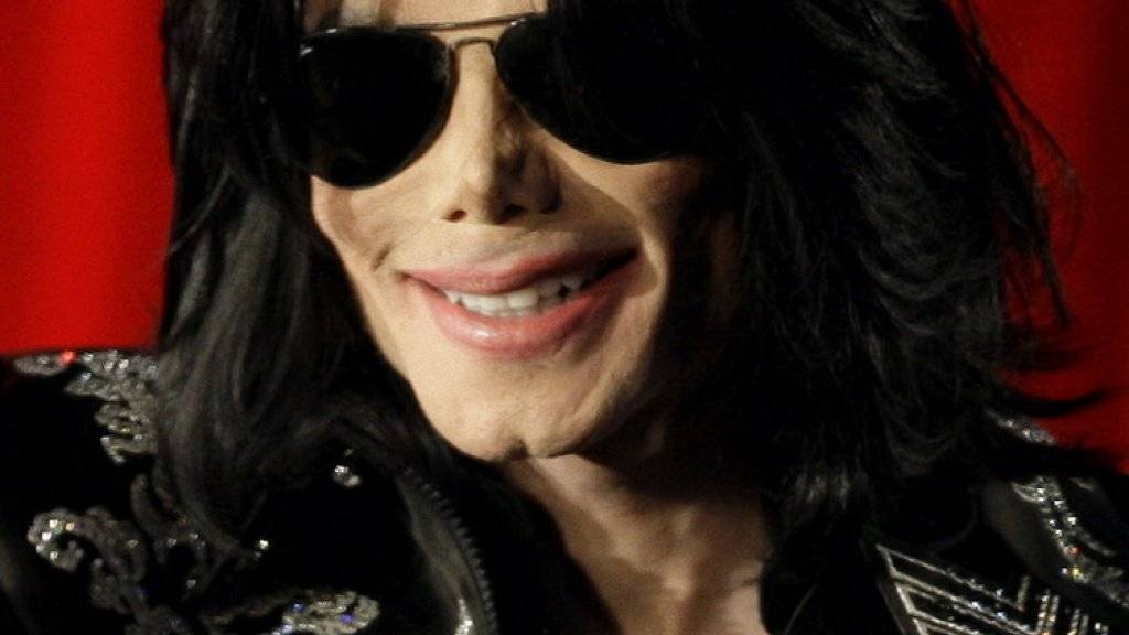 «King of Pop» auf der einen Seite, über seinen Tod hinaus des Missbrauchs angeschuldigt auf der anderen Seite: Michael Jackson. (Archivbild)