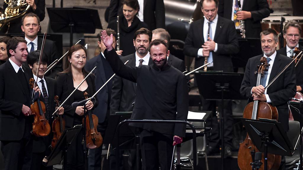 ARCHIV - Chefdirigent Kirill Petrenko (m.) mit den  Berliner Philharmonikern 2021 auf der Waldbühne in Berlin. Foto: Fabian Sommer/dpa