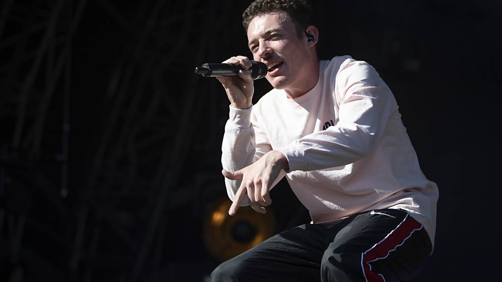Nemo rappt an einem Konzert. Nemo kommt aus Biel, ist 24 Jahre alt und wanderte 2021 nach Berlin aus. Nun reist Nemo für die Schweiz an den kommenden Eurovision Song Contest. (Archivbild)