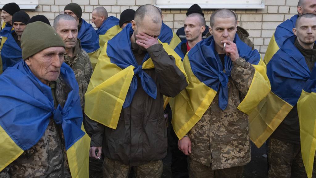 ARCHIV - Ukrainische Soldaten reagieren nach ihrer Rückkehr aus der Gefangenschaft während eines Kriegsgefangenenaustauschs zwischen Russland und der Ukraine. Foto: Efrem Lukatsky/AP/dpa