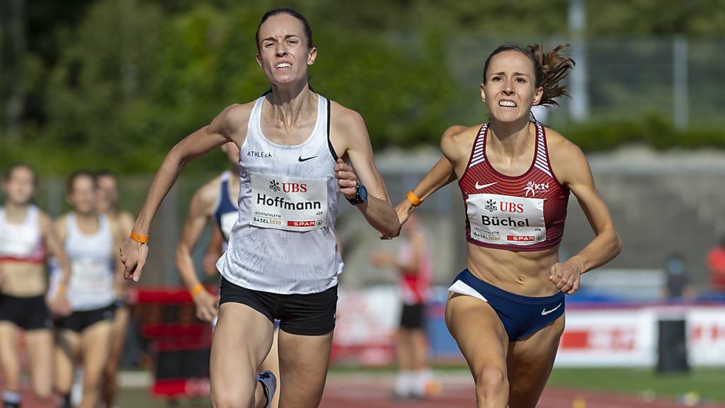 Lore Hoffmann und Selina Büchel lieferten sich an den Schweizer Meisterschaften in Basel über 800 m einen packenden Zweikampf