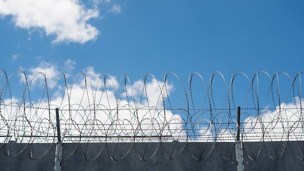 Hinter Gefängnismauern besteht gemäss einer Studie die Gefahr einer islamistischen Radikalisierung von Häftlingen. (Archivbild)