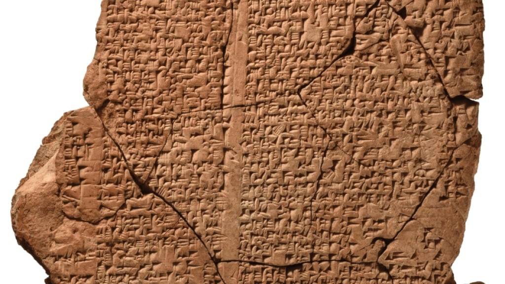 Auf der Tontafel ist mit Keilschrift eine Hymne auf Babylon geschrieben.