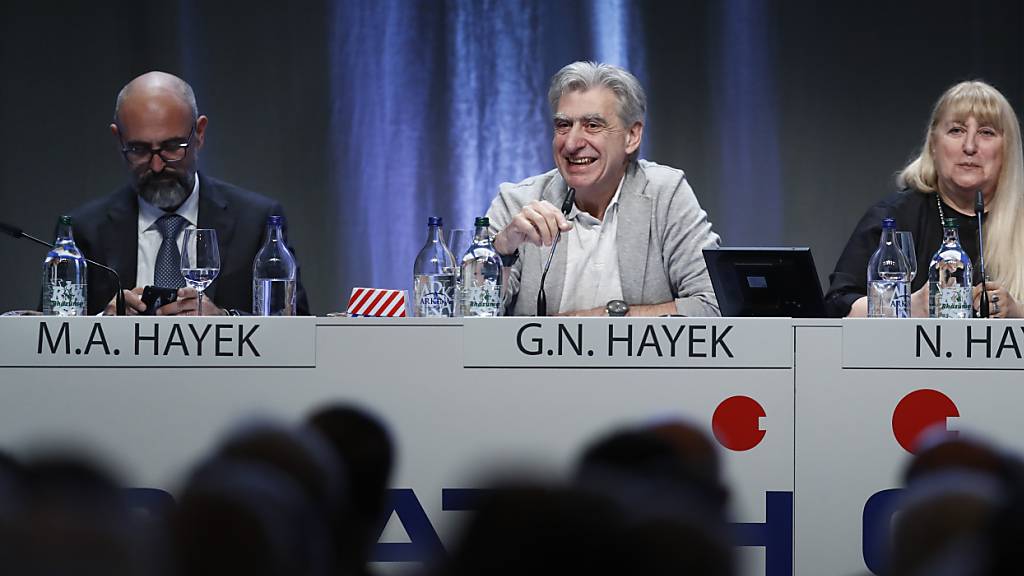 Marc Alexander Hayek, Swatch-CEO Nick Hayek und Nayla Hayek (v.l.) haben sich am Montag nach dem Aktieneinbruch bei Swatch mit Zukäufen über rund 20 Millionen Franken eingedeckt. (Archivbild)