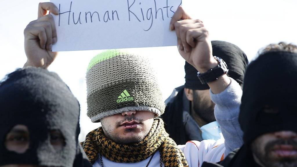 Mit zugenähten Lippen protestieren Flüchtlinge in Calais gegen die Räumung des Flüchtlingslagers.