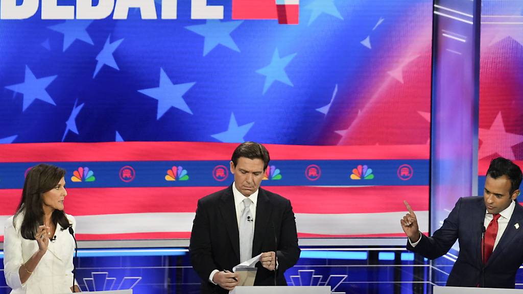 Nikki Haley (l-r), Ron DeSantis und Vivek Ramaswamy sind Präsidentschaftsanwärter der Republikaner. Foto: Rebecca Blackwell/AP/dpa