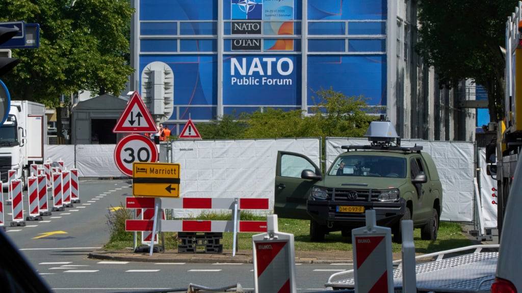 ARCHIV - Sicherheitspersonal vor dem Nato-Gipfel in Den Haag. Foto: Peter Dejong/AP/dpa