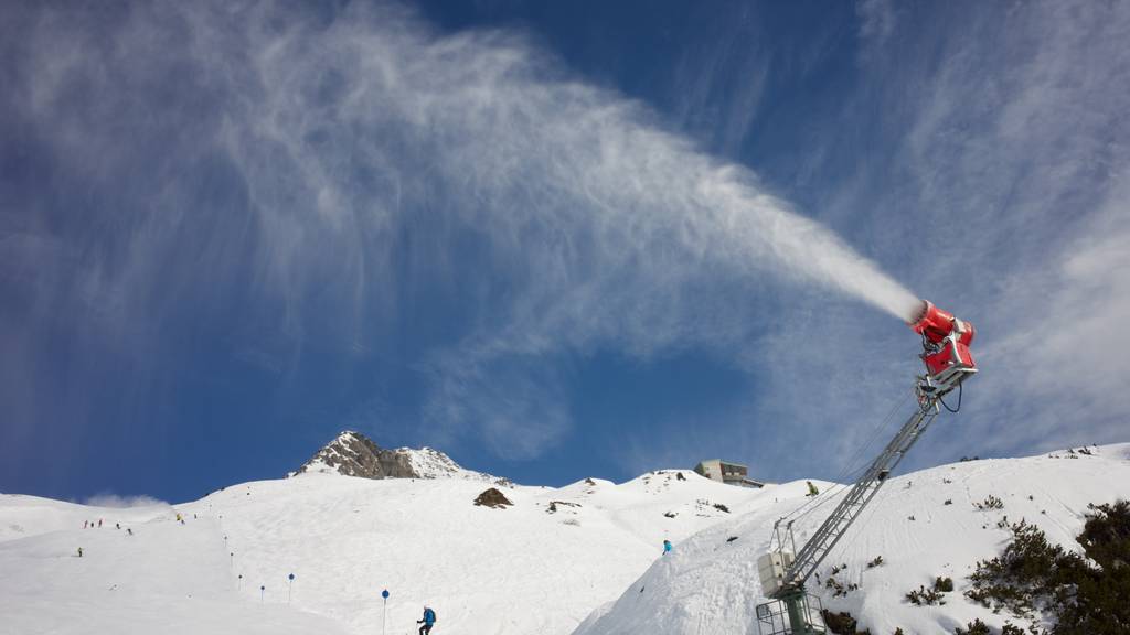 Die Schneekanonen gewährleisten bei vielen Bergbahnen den Skibetrieb.