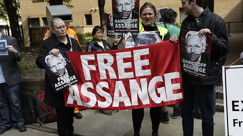 Demonstranten forderten vor dem Gerichtsgebäude die Freilassung von Assange.