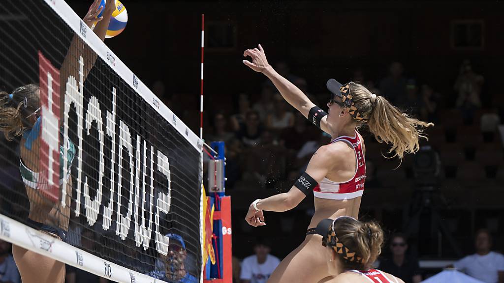 Nina Brunner (hinten) und Tanja Hüberli greifen nach 2021 nach dem zweiten EM-Titel. Im Halbfinale setzten sie sich in drei Sätzen gegen die Deutschen Laura Ludwig und Louisa Lippmann durch