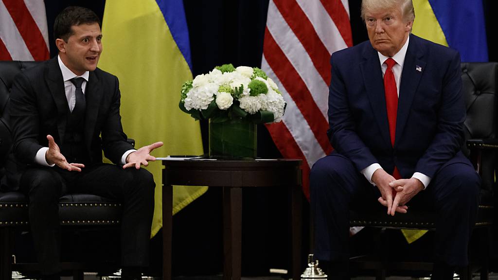 ARCHIV - Der damalige US-Präsident Donald Trump trifft den ukrainischen Präsidenten Wolodymyr Selenskyj am Rande der 74. Generalversammlung der Vereinten Nationen im Jahr 2019. Foto: Evan Vucci/AP/dpa