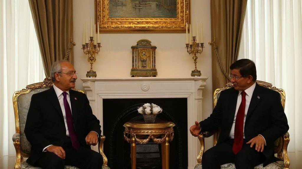 Kommt es zur Koalition? Premier Ahmet Davutoglu (rechts) mit Oppositionsführer Kemal Kilicdaroglu