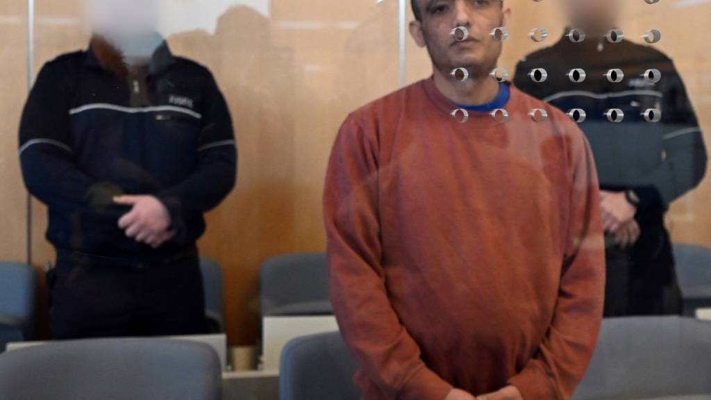 ARCHIV - Der Angeklagte Mahmoud M. (M) wartet auf den Beginn des Prozesses um einen mutmaßlich islamistisch motivierten Messeranschlag auf Fußballfans in Bielefeld. Foto: Federico Gambarini/dpa