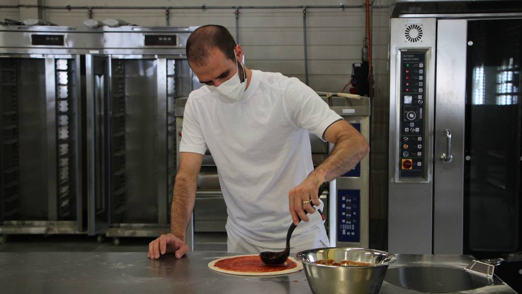 Yves Habermacher bei der Pizza-Produktion