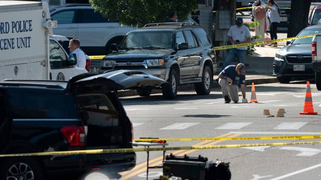 Ein FBI-Beamter ist an einem Ort im Einsatz, an dem ein Mann Berichten zufolge bei einem Schusswechsel mit Beamten der US-Einwanderungs- und Zollbehörde (ICE) getötet wurde. Foto: Gregory Rec/Portland Press Herald/AP/dpa