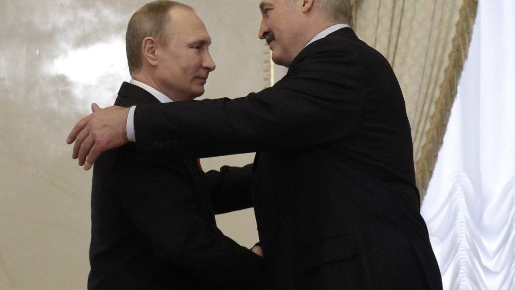 Einigen sich auf bessere Beziehungen zwischen ihren Ländern: der russische Präsident Wladimir Putin (links) und sein weissrussischer Amtskollege Alexander Lukaschenko in St. Petersburg.