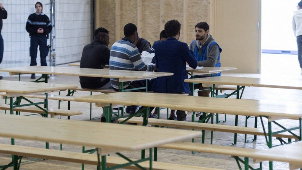 Asylsuchende unterhalten sich im Aufenthaltsraum des Bundesasylzentrums Thun. (Archiv)