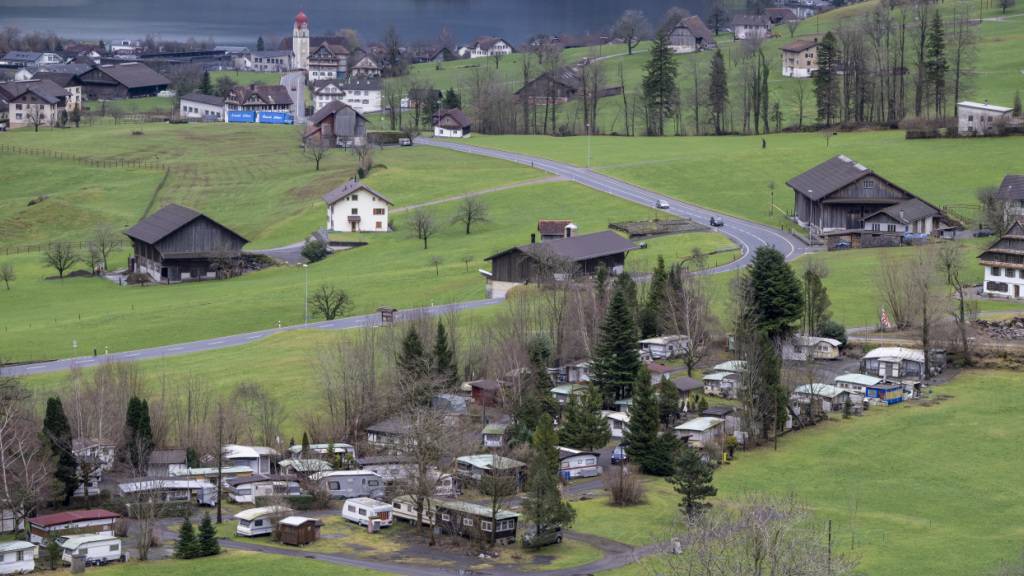 Der Campingplatz Buosingen liegt oberhalb des Lauerzersees. (Archivaufnahme)