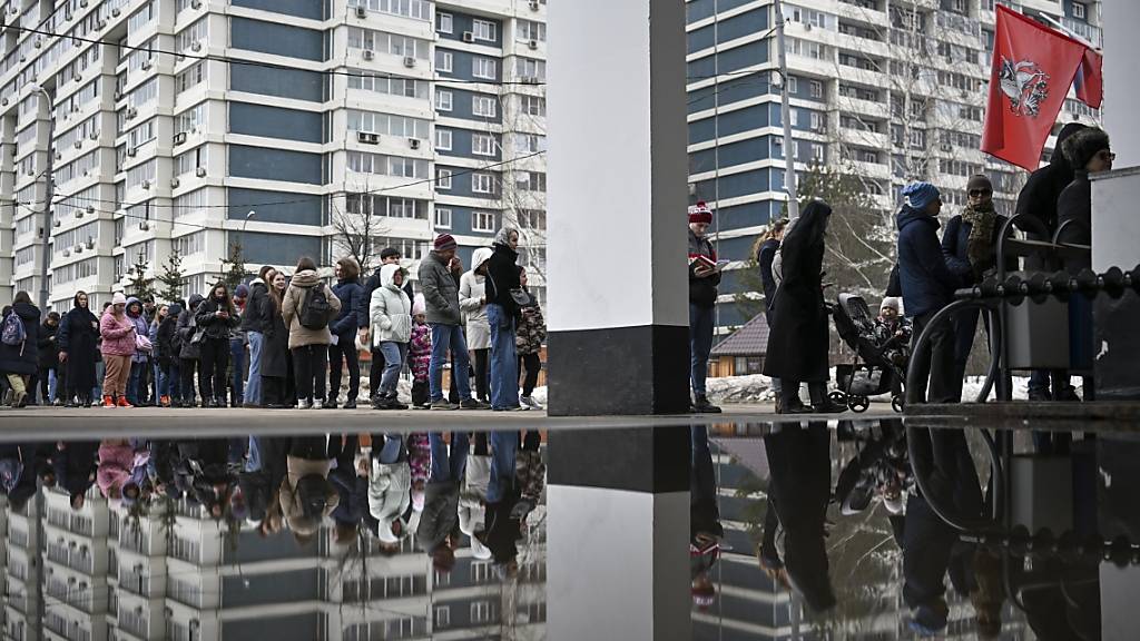 dpatopbilder - Wähler stehen während der russischen Präsidentschaftswahlen vor einem Wahllokal Schlange. Foto: Uncredited/AP/dpa