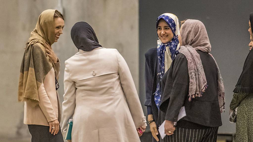 Die neuseeländische Premierministerin Jacinda Ardern (l) spricht mit muslimischen Frauen vor dem Freitagsgebet in Christchurch. Dort waren vor einem Jahr 51 Menschen von einem australischen Rassisten erschossen worden. (Foto: John Kirk-Anderson/AP Keystone-SDA)