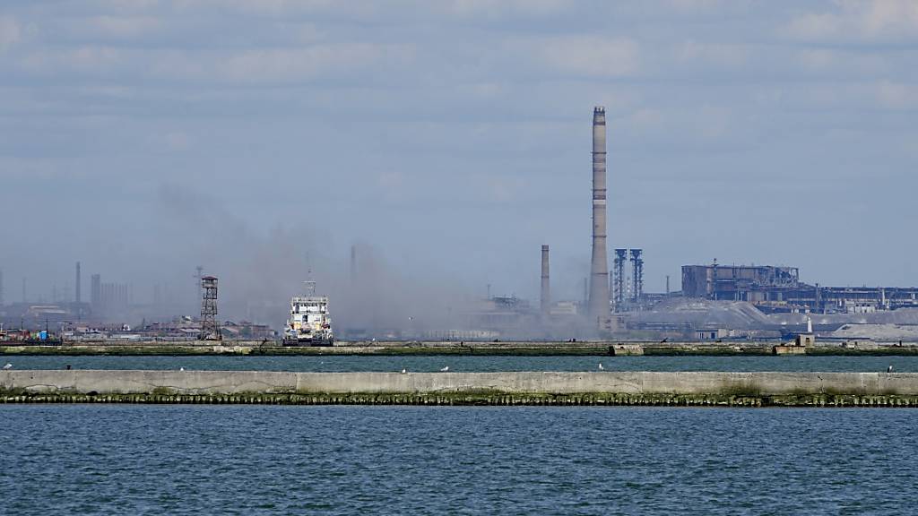 Ein unter der Aufsicht des russischen Verteidigungsministeriums aufgenommenes Foto zeigt Rauch über dem Stahlwerk Azovstal in Mariupol. Foto: Uncredited/AP/dpa