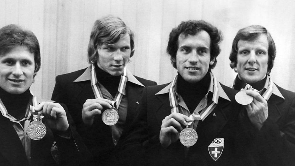 Der verstorbene Sepp Benz (rechts) zeigt seine Olympia-Silbermedaille von 1976