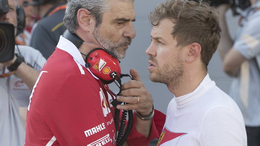 Ferrari-Chef Maurizio Arrivabene diskutiert mit Sebastian Vettel