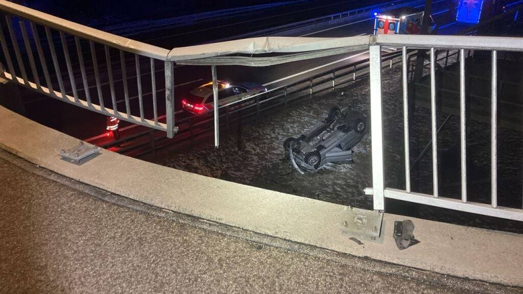 Das Auto landete auf dem Dach.