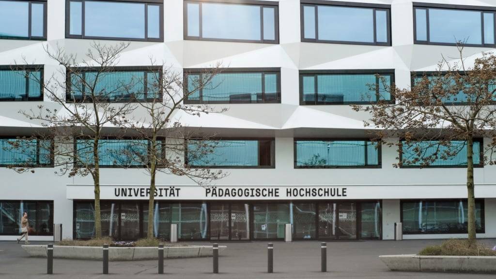 Den Haupteinang der pädagogischen Hochschule Luzern werden ab Herbst dieses Jahres viele Studentinnen und Studenten für ihr Studium zur Lehrperson betreten. (Archivaufnahme)