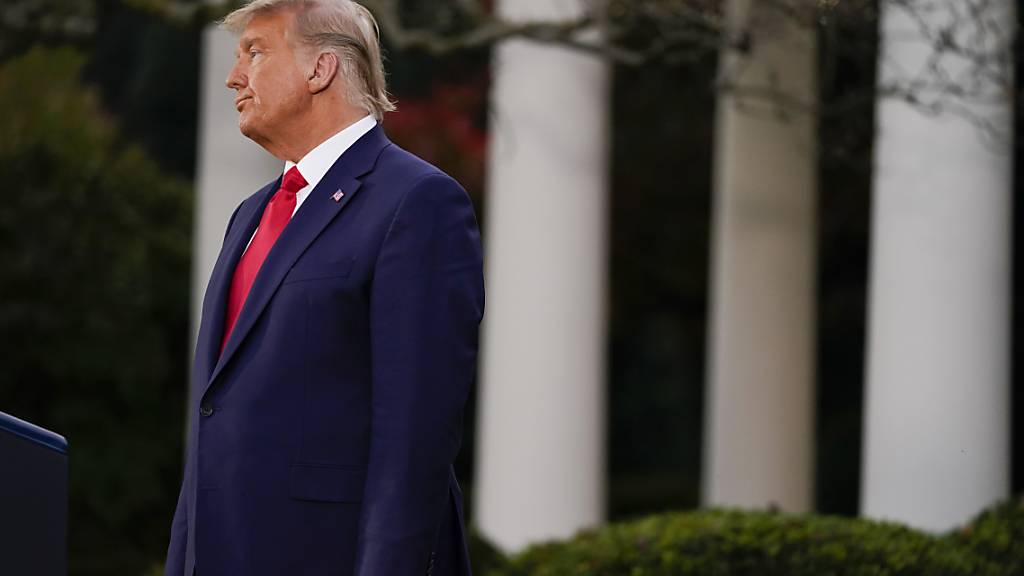 dpatopbilder - Donald Trump, Präsident der USA, nimmt im Rosengarten des Weißen Hauses an einer Pressekonferenz teil. Foto: Evan Vucci/AP/dpa