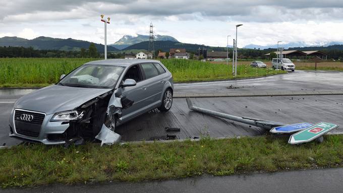 Autofahrerin prallt in Verkehrstafel und Lieferwagen – leicht verletzt