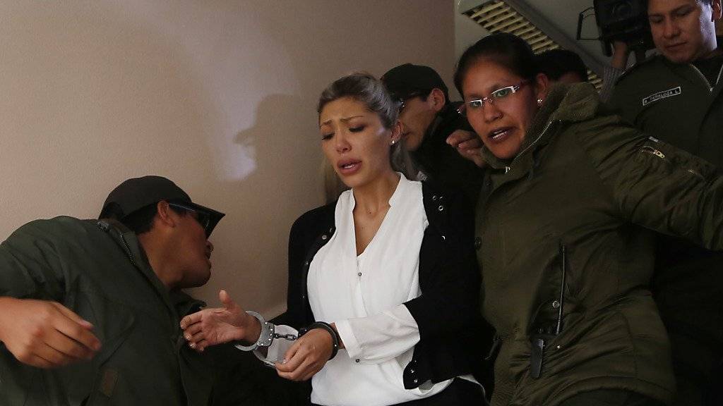 Gabriela Zapata bei ihrer Festnahme im Februar: Die Ex-Geliebte von Boliviens Staatschef Morales ändert ihre Aussage zu einem angeblichen gemeinsamen Sohn. (Archivbild)