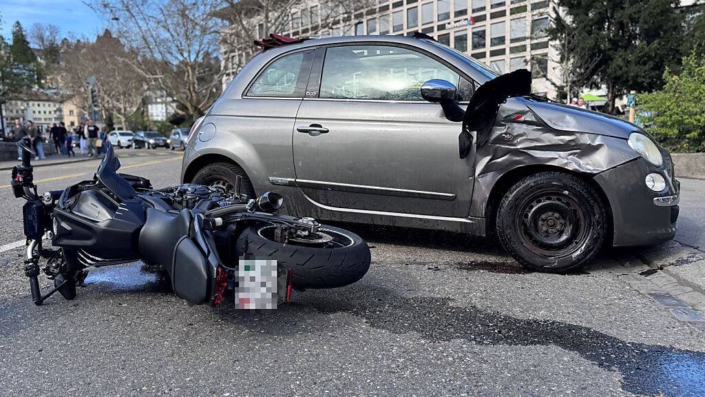 Ein Motorradfahrer verletzte sich am Samstag bei einer Kollision mit einem Auto in der Stadt St. Gallen.