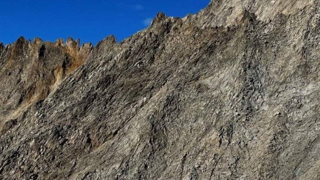 An der Ostrippe des Bietschhorns ist am Sonntag ein Bergsteiger wegen eines abgebrochenen Steins in den Tod gestürzt.