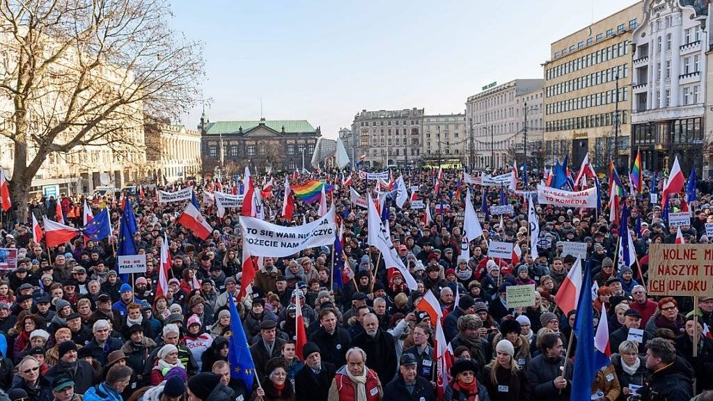 Zehntausende Menschen demonstrierten in mehreren polnischen Städten für Medienfreiheit. Ein neues Gesetz der rechtskonservativen Regierung hat die de-facto Verstaatlichung der Medien zur Folge.