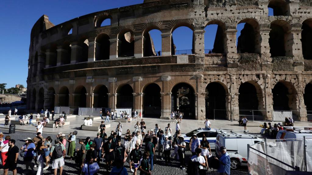 ARCHIV - Touristen versammeln sich vor dem Kolosseum, das an diesem Tag für die Öffentlichkeit geschlossen ist. Bei einem Sturz aus zehn Metern Höhe ist ein Arbeiter ums Leben gekommen. Foto: Cecilia Fabiano/LaPresse/dpa