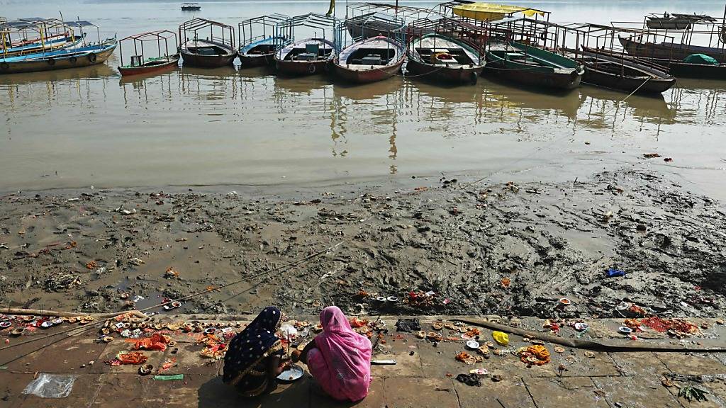 Zwei Frauen am Ganges in Indien. Freiwillige achten im Rahmen eines Tierschutzprogrammes darauf, dass weniger Müller in die Natur gelangt. (Archivbild)