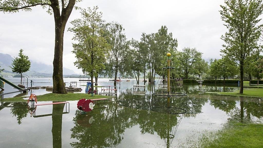 Noch steht der Spielplatz beim Seebad der Gemeinde Schwyz unter Wasser. Nach dem Ende der starken Niederschläge sollte sich die Hochwasserlage nun aber langsam entspannen.