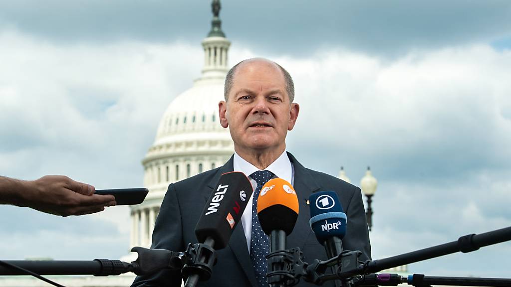 Der deutsche Bundesfinanzminister Olaf äussert sich nach einem Gespräch mit Kongressabgeordneten vor dem Kapitol.