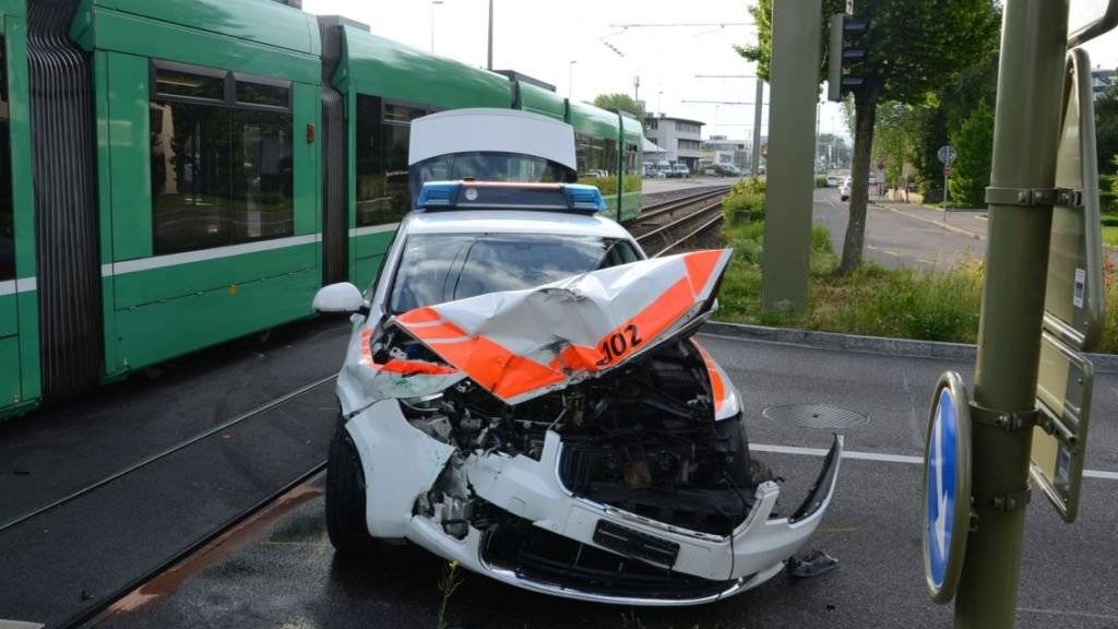 Ein Patrouillenfahrzeug der Baselbieter Polizei krachte am Samstag in Muttenz in ein fahrendes Tram. Zwei Polizisten zogen sich beim Unfall Verletzungen zu.