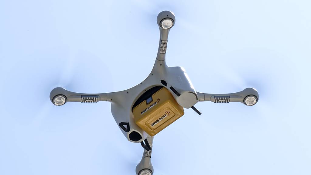 Eine Drohne vom Typ Matternet M2 kreist vor dem Inselspital in Bern. (Archivbild)