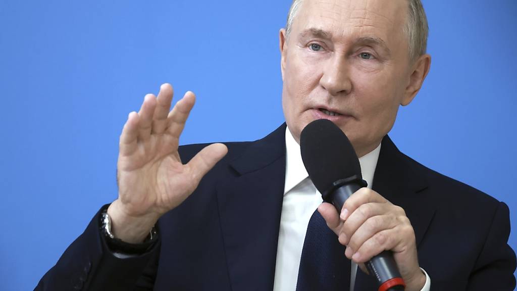 Der russische Präsident Wladimir Putin hält eine offene Unterrichtsstunde am ersten Tag des Schuljahres. Foto: Vyacheslav Prokofyev/Pool Sputnik Kremlin/AP/dpa