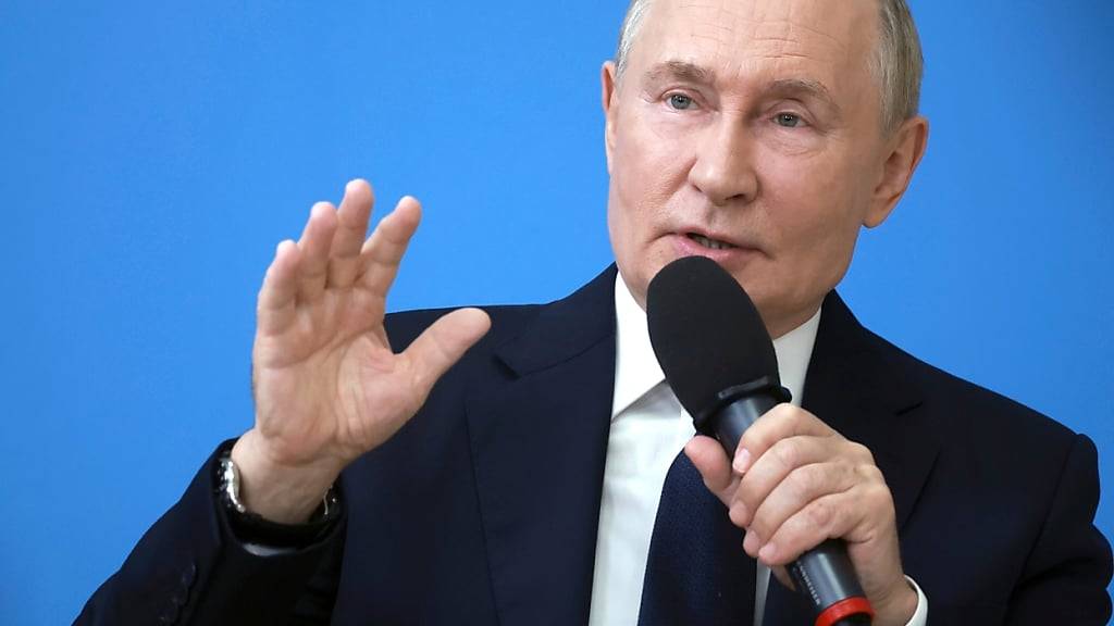 Der russische Präsident Wladimir Putin hält eine offene Unterrichtsstunde am ersten Tag des Schuljahres. Foto: Vyacheslav Prokofyev/Pool Sputnik Kremlin/AP/dpa