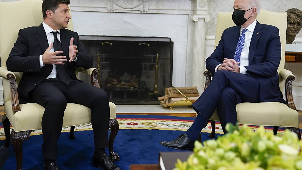 Joe Biden (r), Präsident der USA, hört Wolodymyr Oleksandrowytsch Selenskyj, Präsident der Ukraine, während eines Gespräches im Oval Office zu. Foto: Evan Vucci/AP/dpa