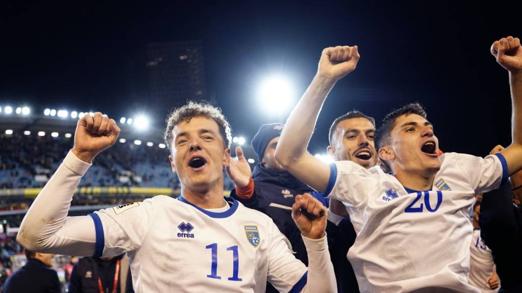 Die grosse Freude der kosovarischen Spieler nach dem Sieg in Göteborg