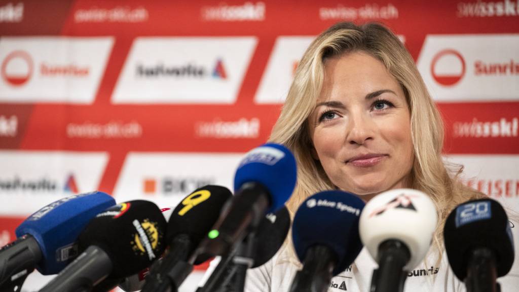 Lara Gut-Behrami - hier bei einem Mediengespräch im Oktober in Dübendorf - lässt nach dem Kreuzbandriss offen, ob sie Ende Saison ihre Karriere wie geplant beenden wird